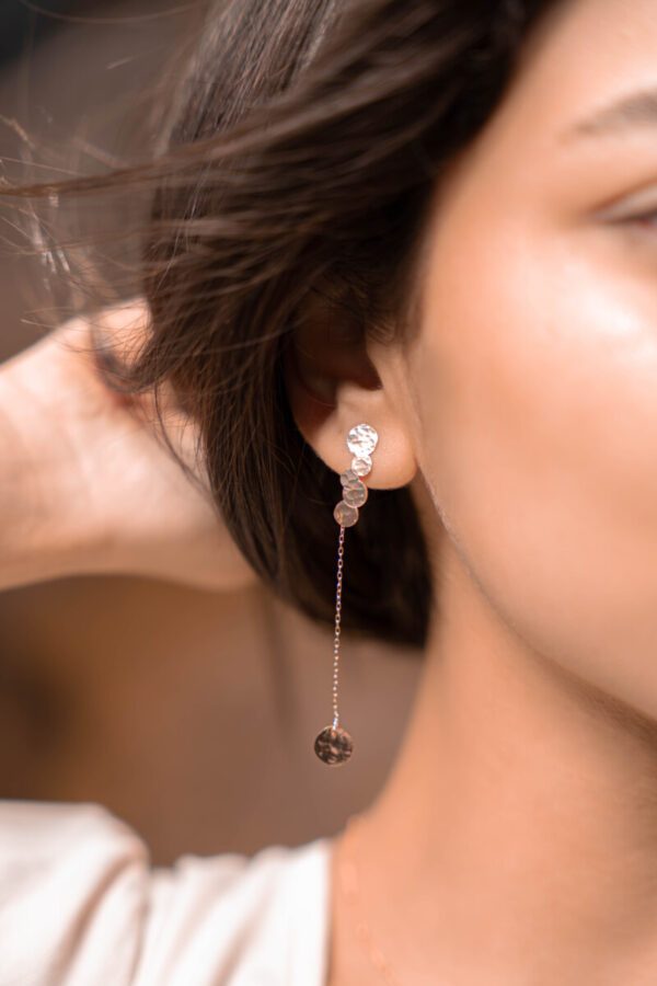 Boucles d'oreilles ultra fines sages – Image 3