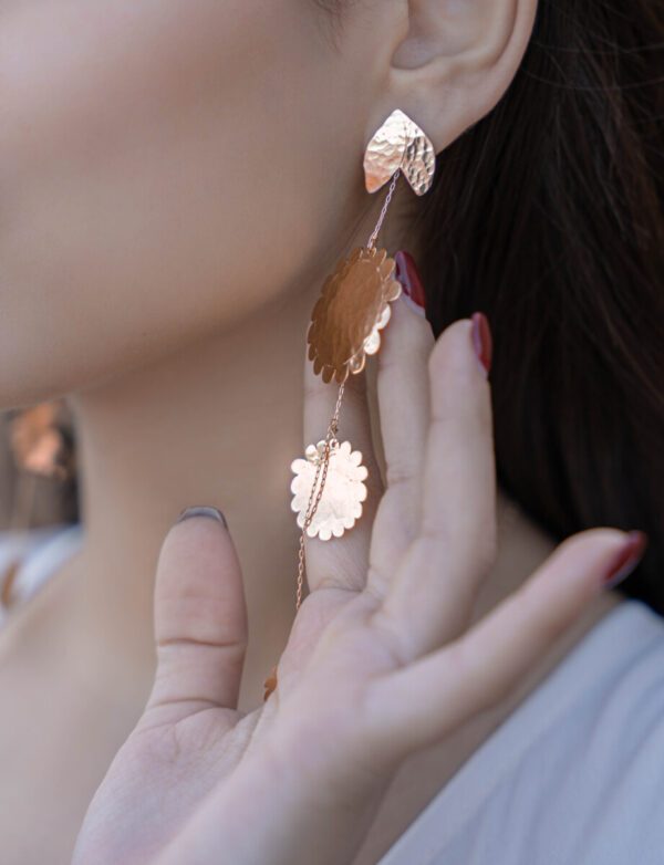 Les boucles d'oreilles longues Vincente – Image 3