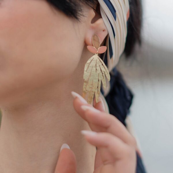 Boucles d'oreilles Maddalena allongées terracotta – Image 2