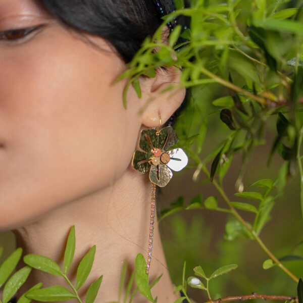 Boucles d'oreilles florales pendantes La Pelosa – Image 2